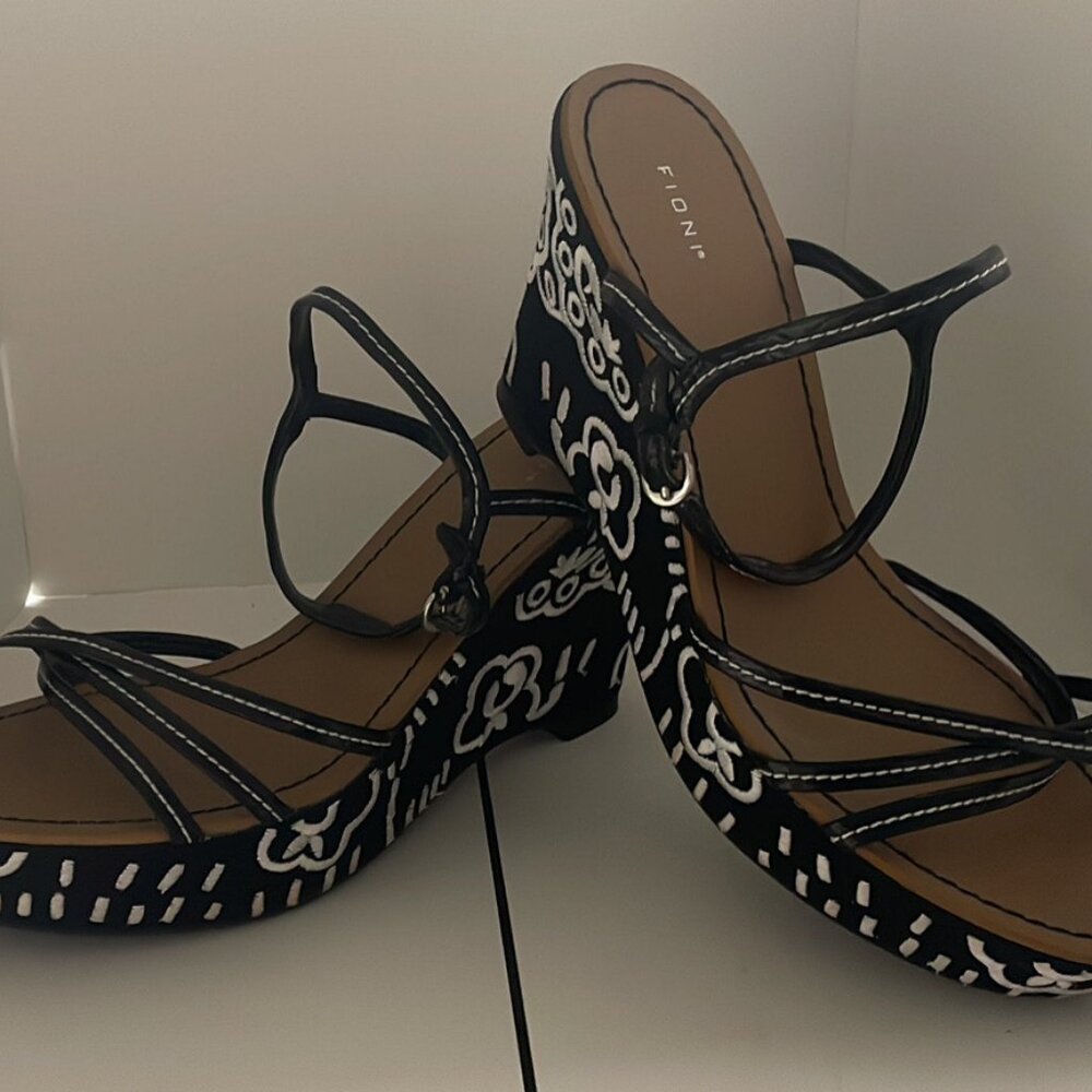 Fioni Women's Wedge Sandal Heel Black and White Sz. 8